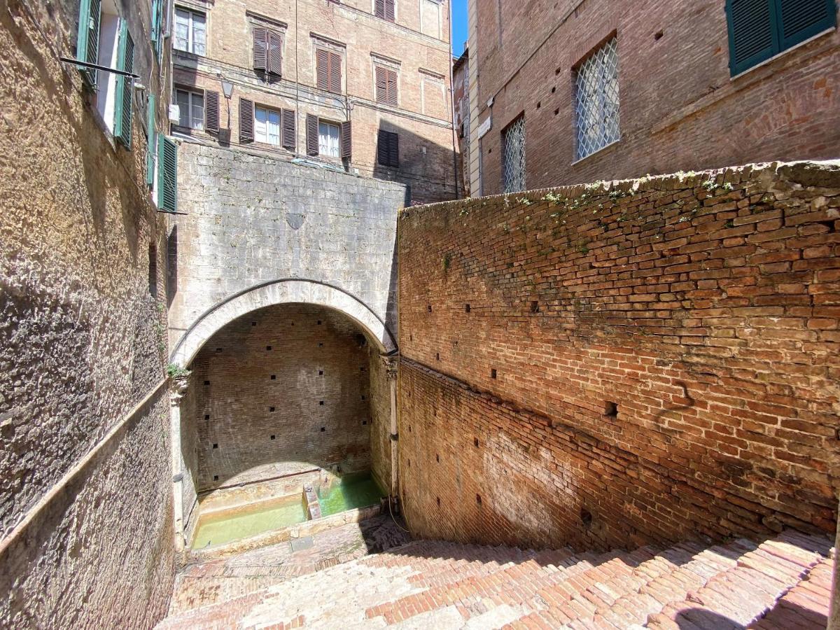 סיינה La Fonte-With Balcony Close By Piazza Del Campo מראה חיצוני תמונה